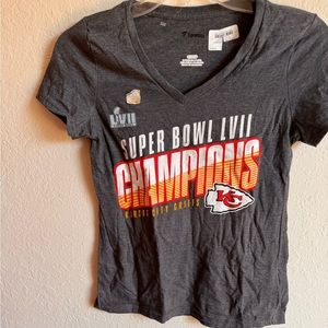 Women’s small chiefs shirt